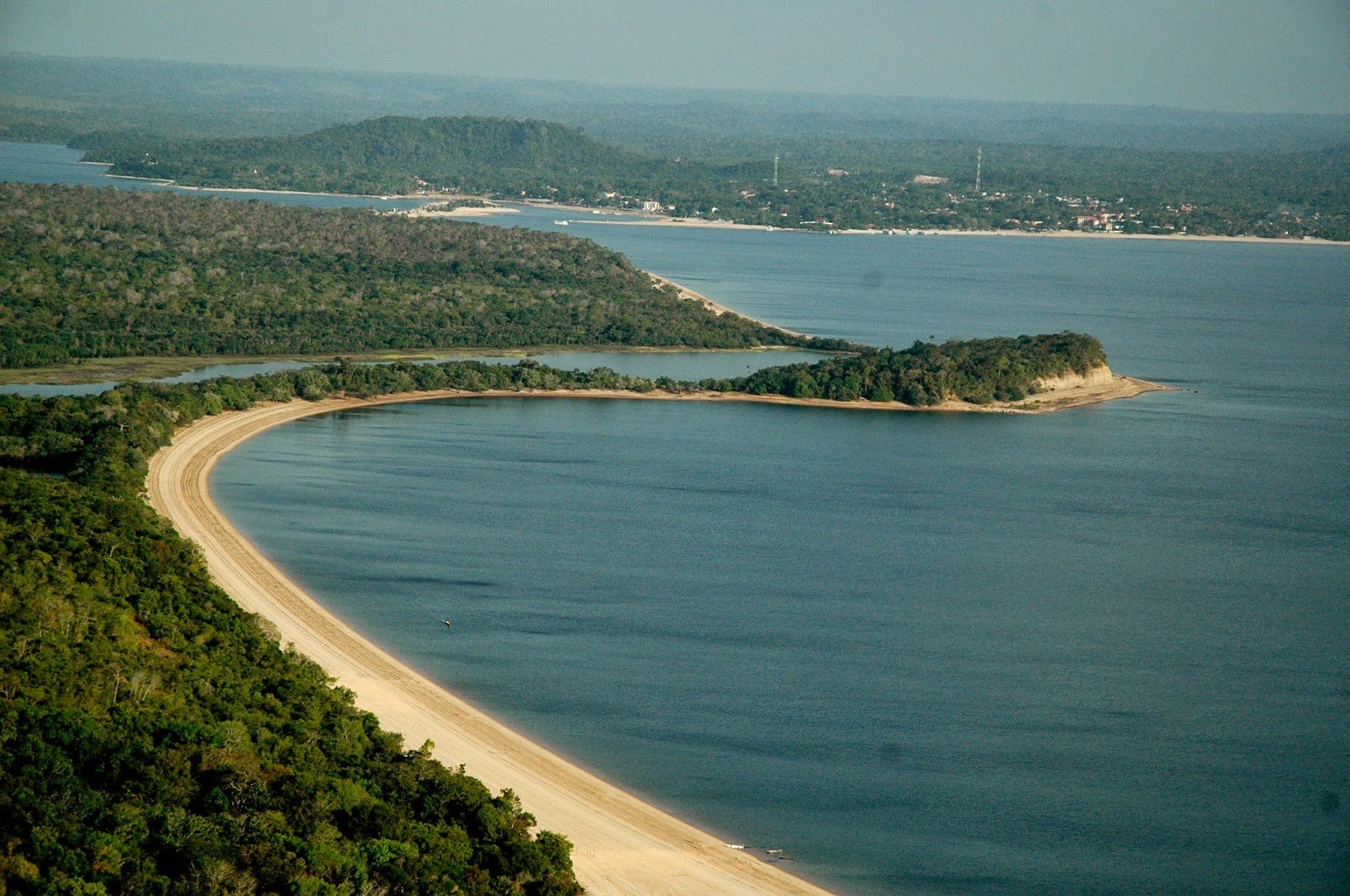 Praia de areia branca e águas do Rio Tapajós em Alter do Chão