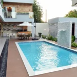 Piscina com área de descanso na Pousada Varandas Alter