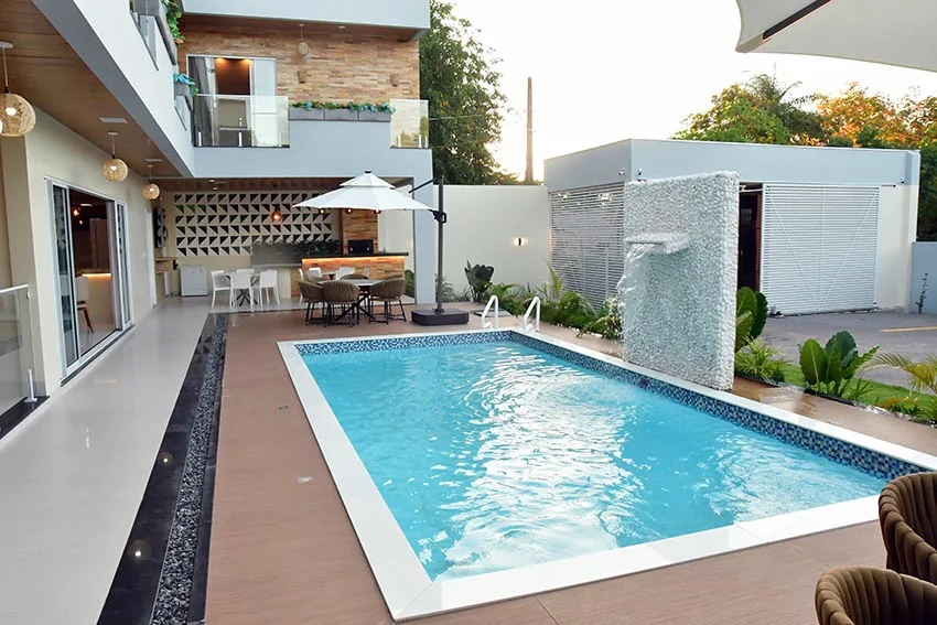 Piscina com área de descanso na Pousada Varandas Alter